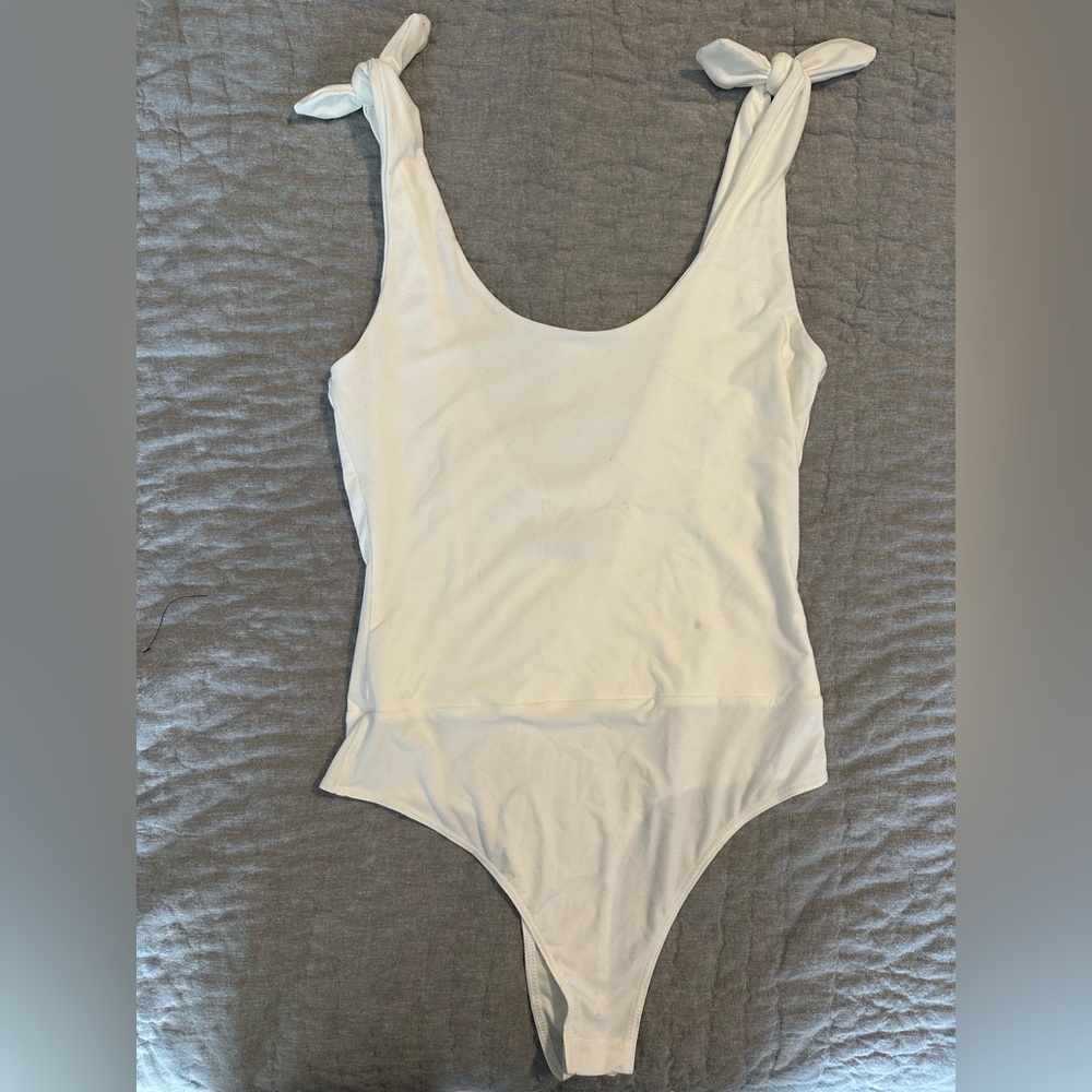 **NEVER WORN** Lulu’s white body suit